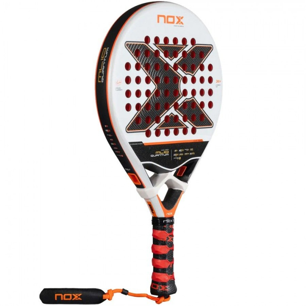 Una raqueta de pádel NOX blanca y negra con empuñadura naranja y negra, detalles rojos y correa de muñeca con el logo NOX.