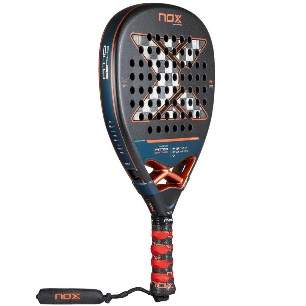 Pala de pádel negra y naranja. La marca es NOX, con diseño de rejilla.