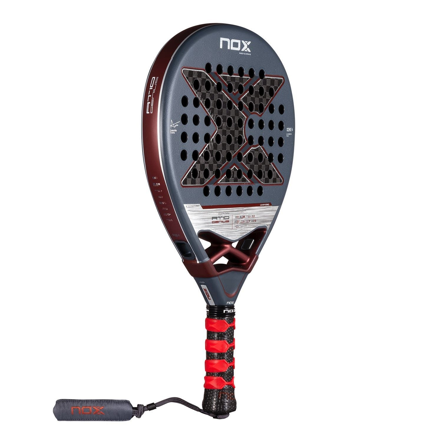 Raqueta de pádel NOX gris y roja con empuñadura negra y roja, y correa de muñeca negra.