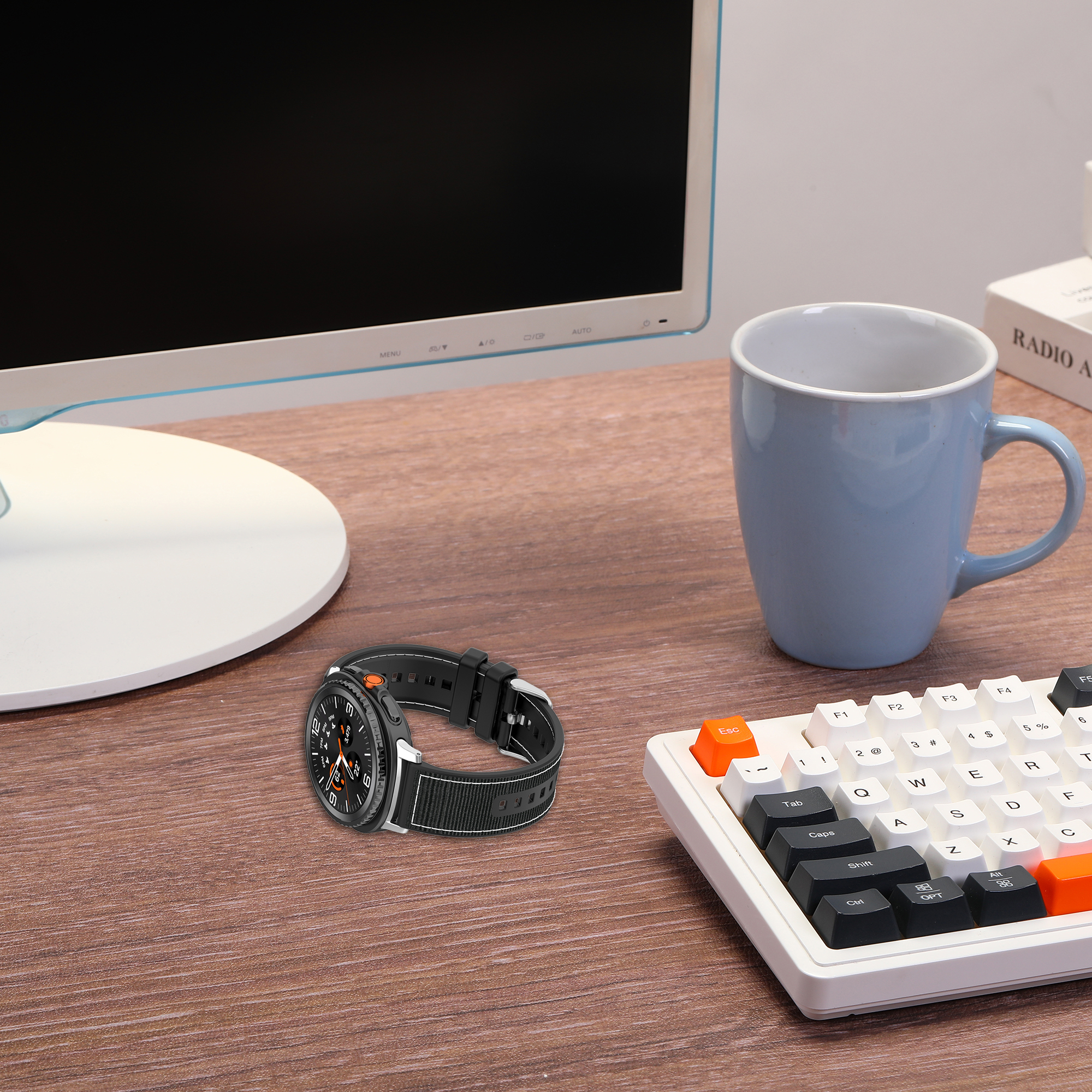 Uhr und Armband auf einem Holztisch mit Tastatur und Becher.