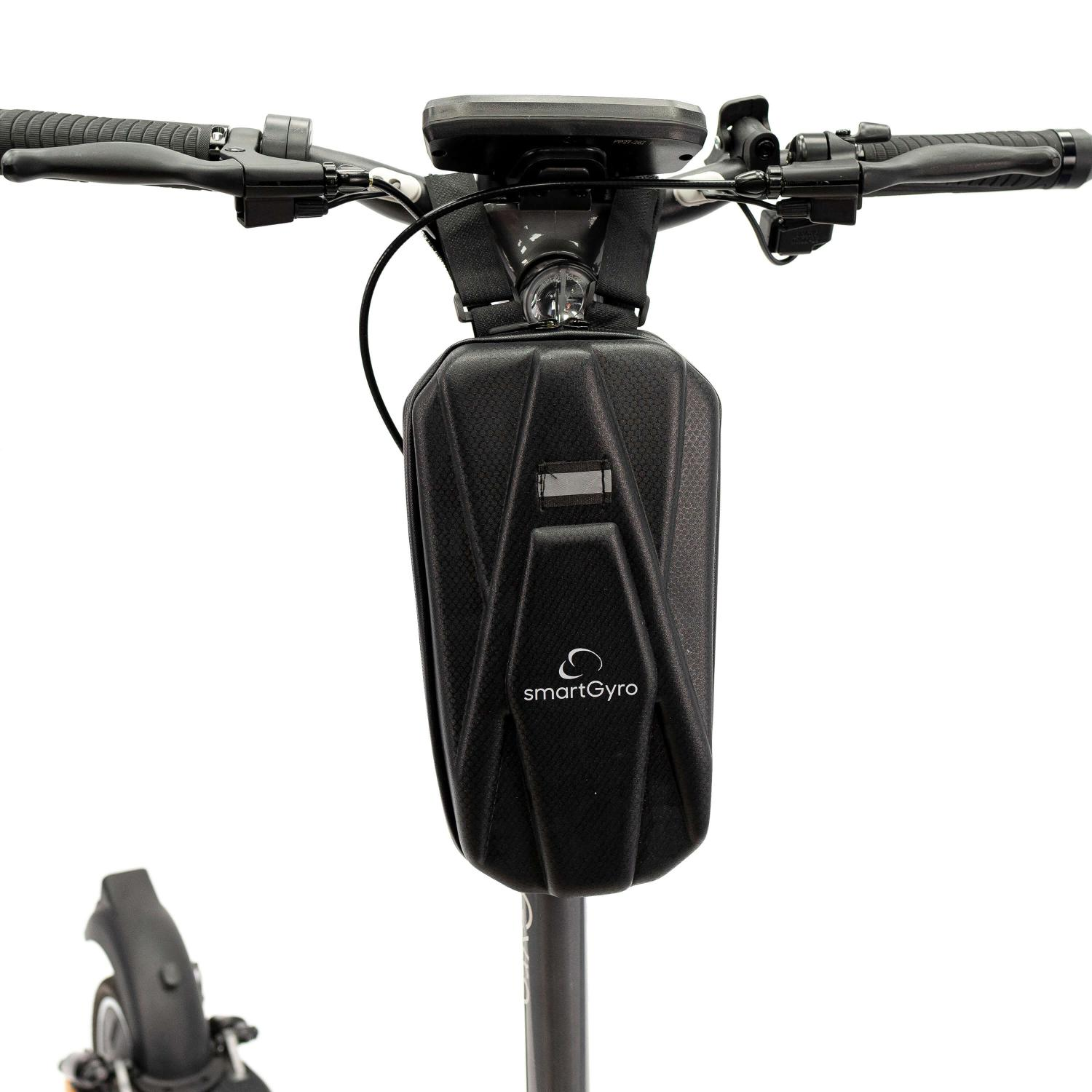 Una bolsa negra para manillar sujeta al manillar de un scooter, con el logo smartGyro visible.