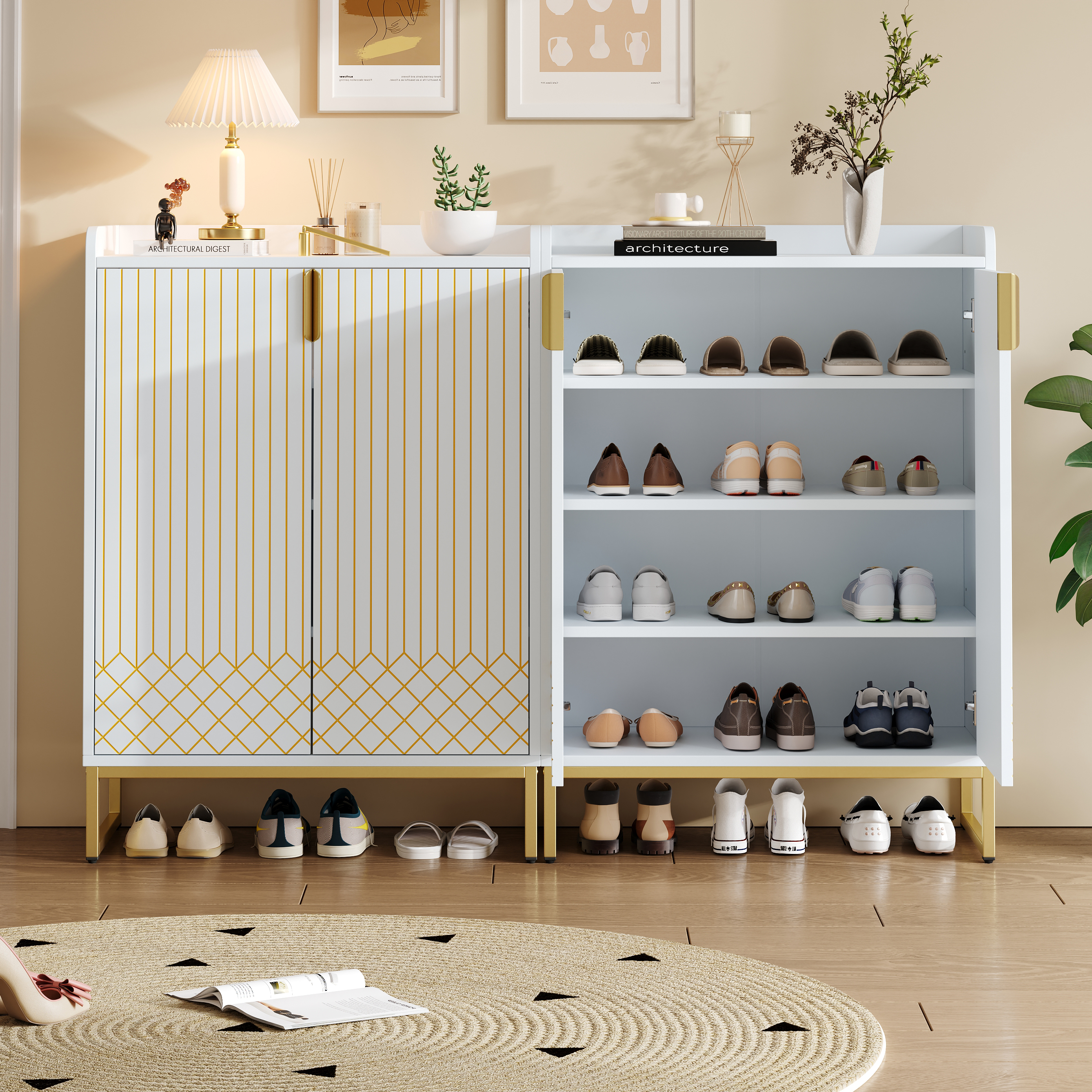 Ein weißer Schuhschrank mit goldenen Akzenten, offen, um Schuhe zu zeigen. Teppich und Schuhe am Boden.