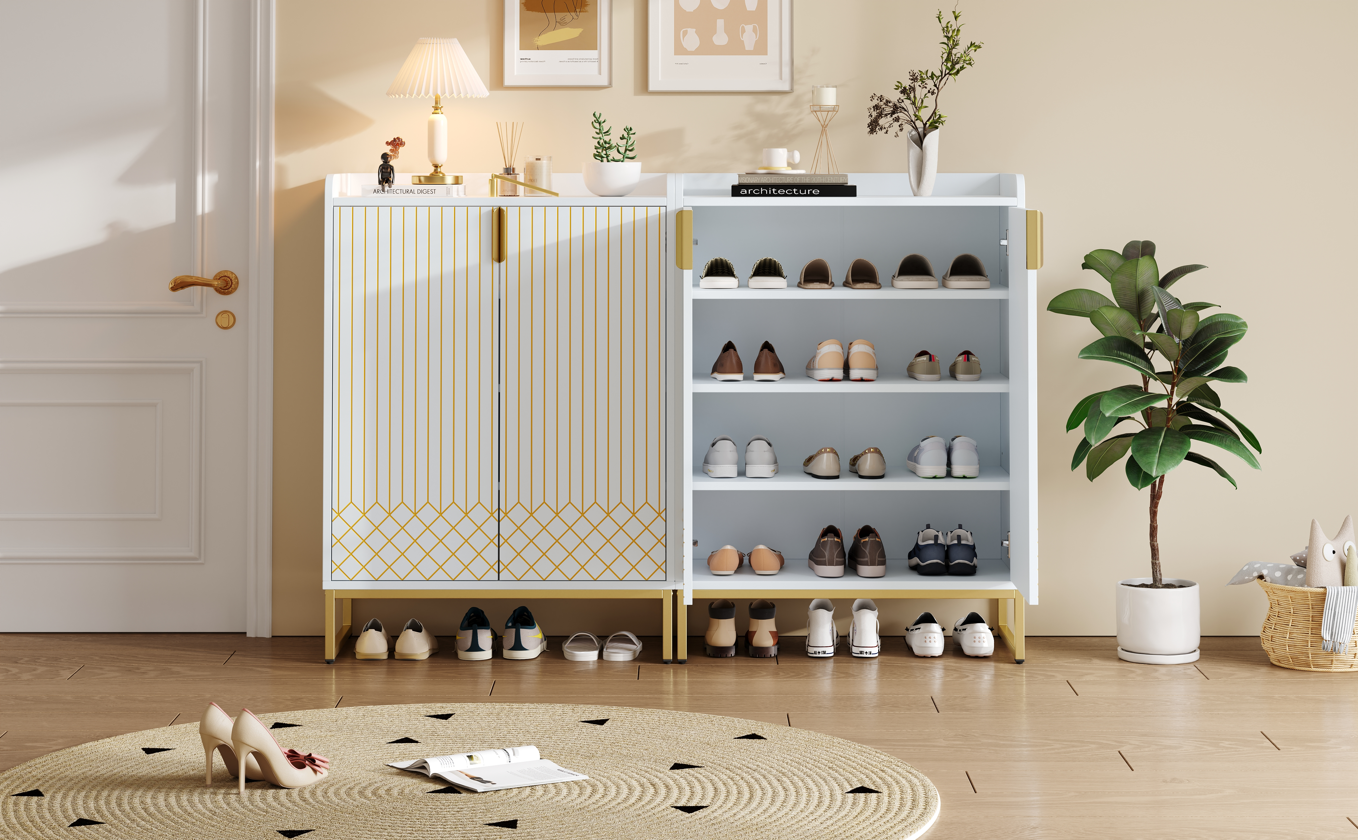 Ein weißer Schuhschrank mit goldenen Akzenten, offen, um Schuhe zu zeigen. Eine Pflanze, ein Buch und ein Teppich sind sichtbar.