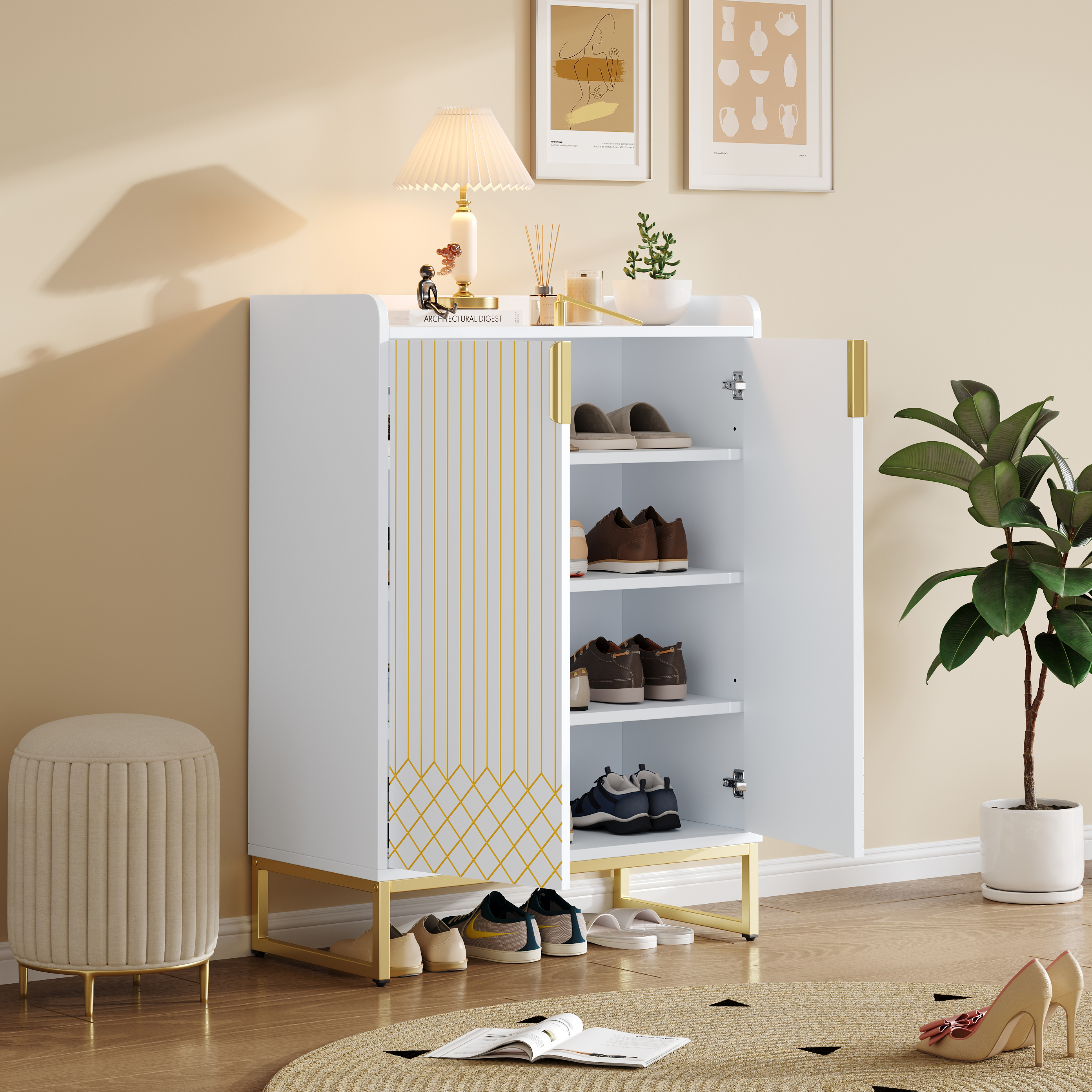 Ein weißer Schuhschrank mit goldenen Akzenten, offenen Türen, Schuhen im Inneren und einem Teppich.