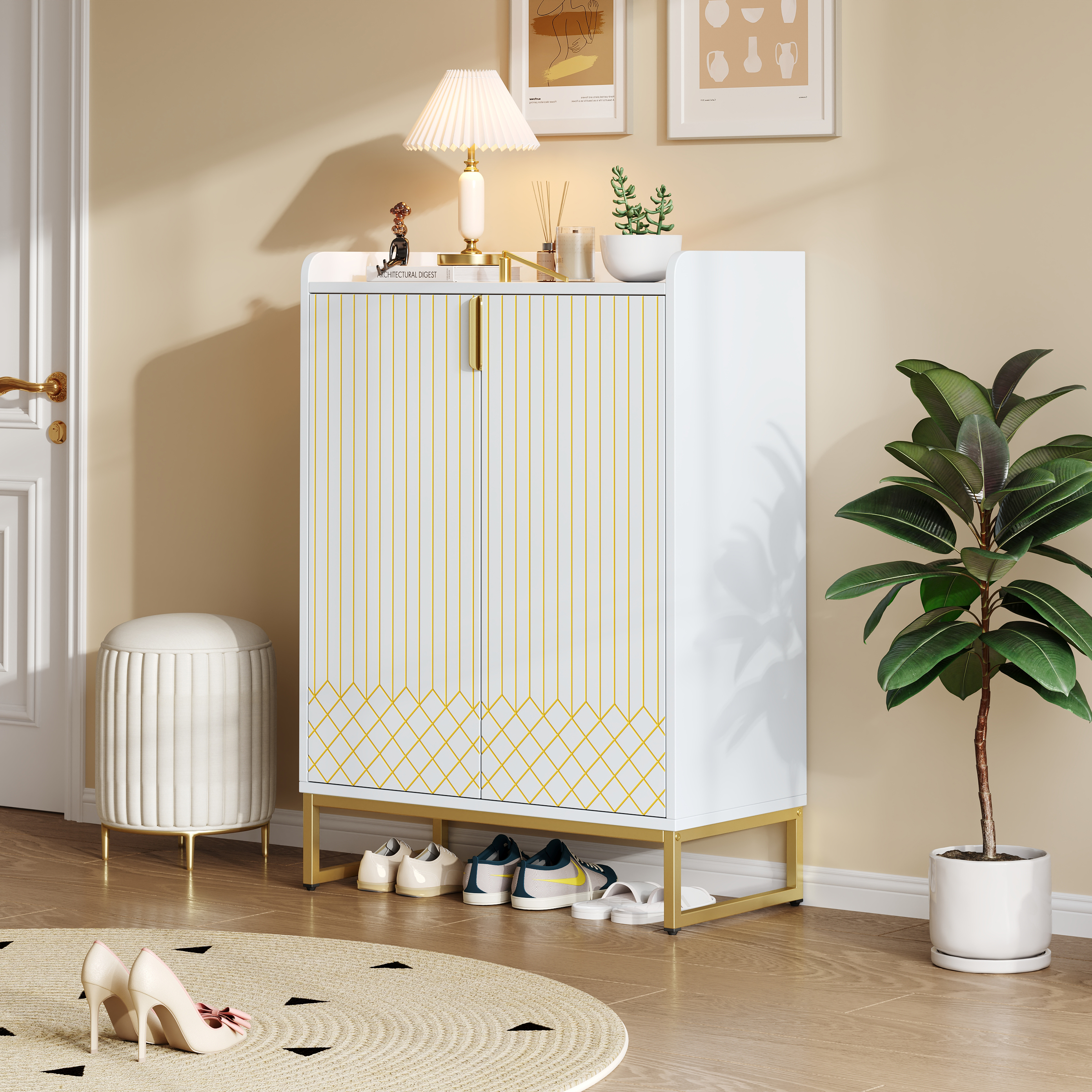 Weißer Schuhschrank mit goldenen Akzenten. Lampe, Schuhe und ein Teppich sichtbar.