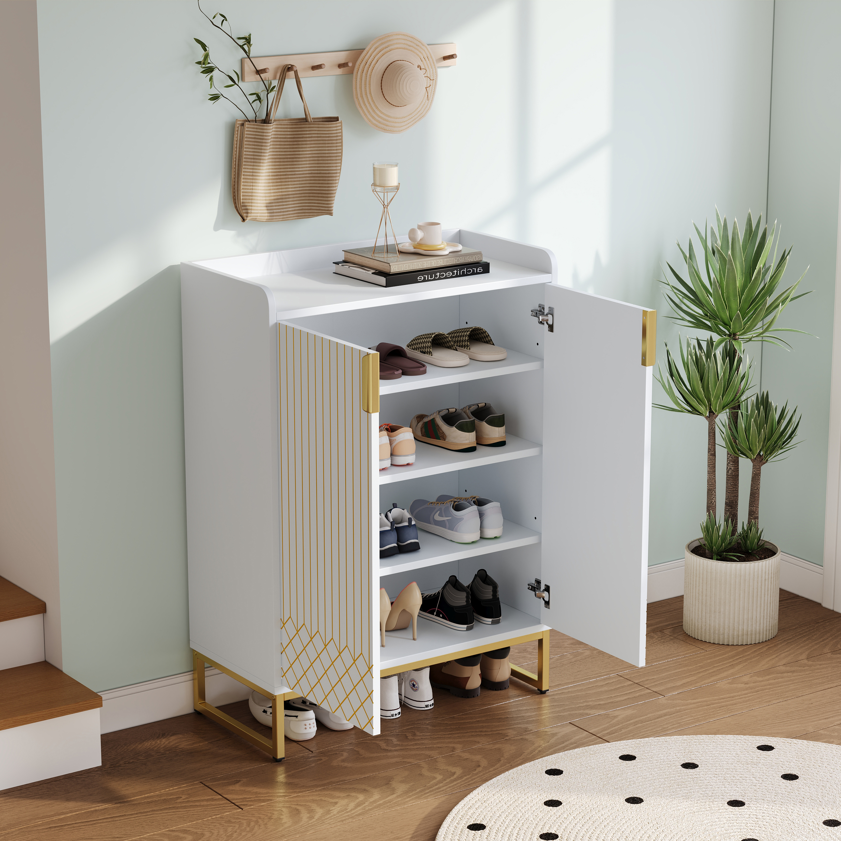 Weißer Schuhschrank mit goldenen Akzenten und offenen Türen. Schuhe sind sichtbar.