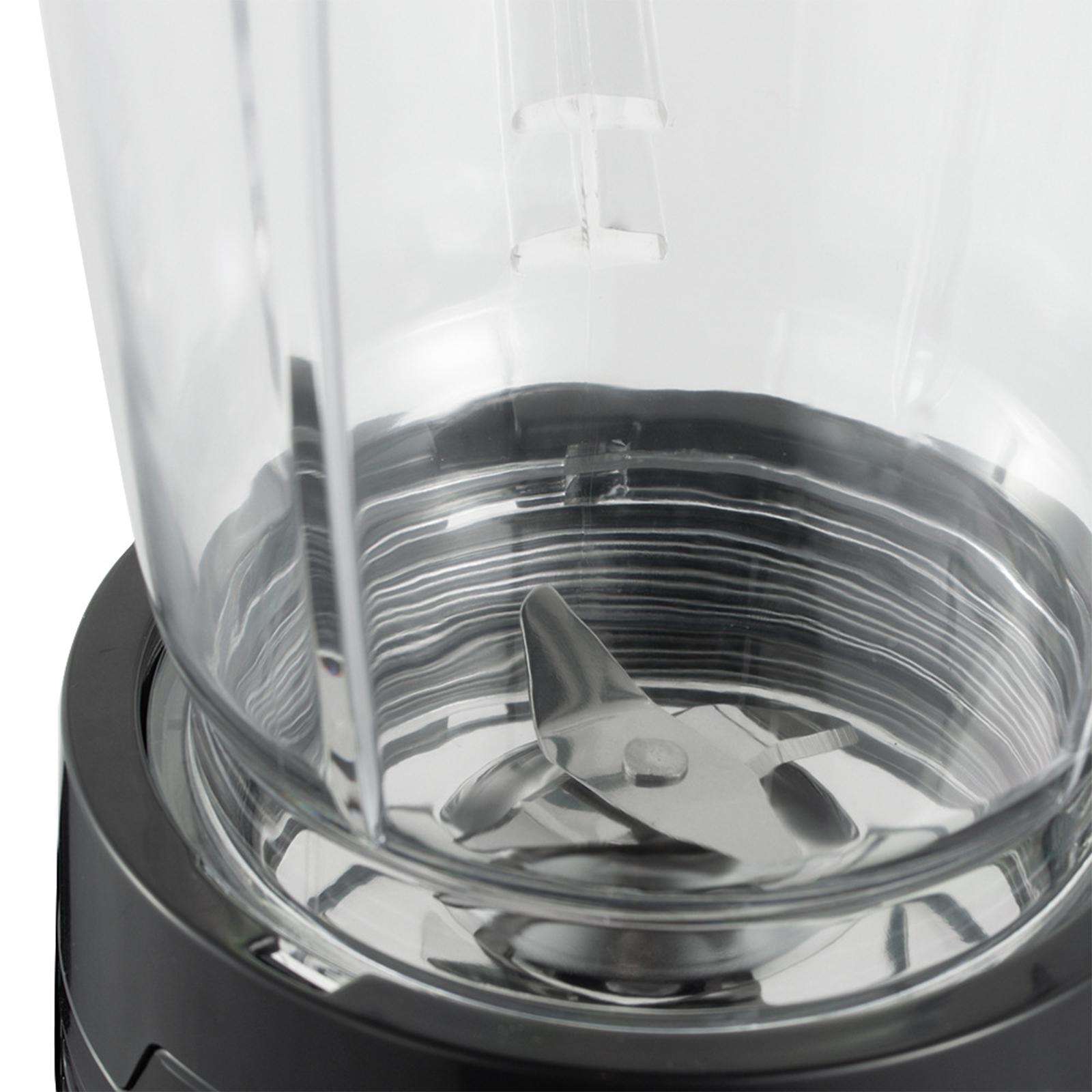 Nahaufnahme eines Mixers. Transparenter Behälter und eine silberne Klinge. Schwarze Basis.
