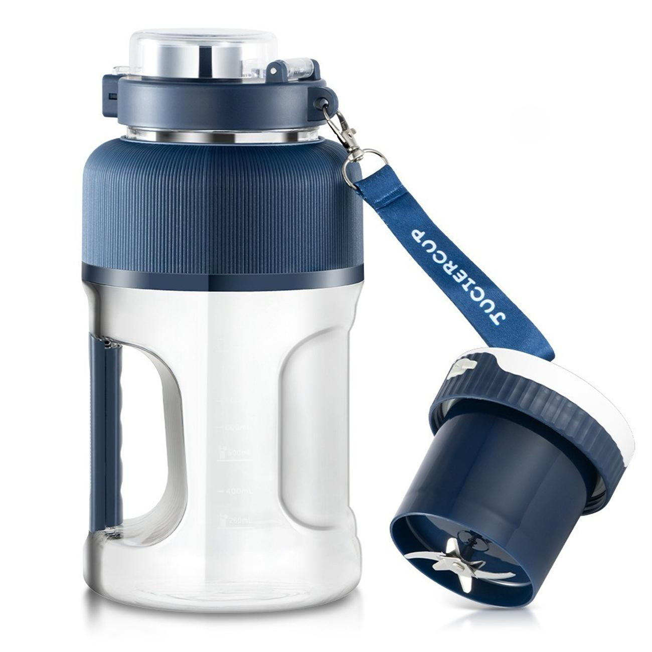 Blaue und transparente Mixflasche mit abnehmbarer blauer Mixbasis und blauem Band mit Text. Weißer Hintergrund.
