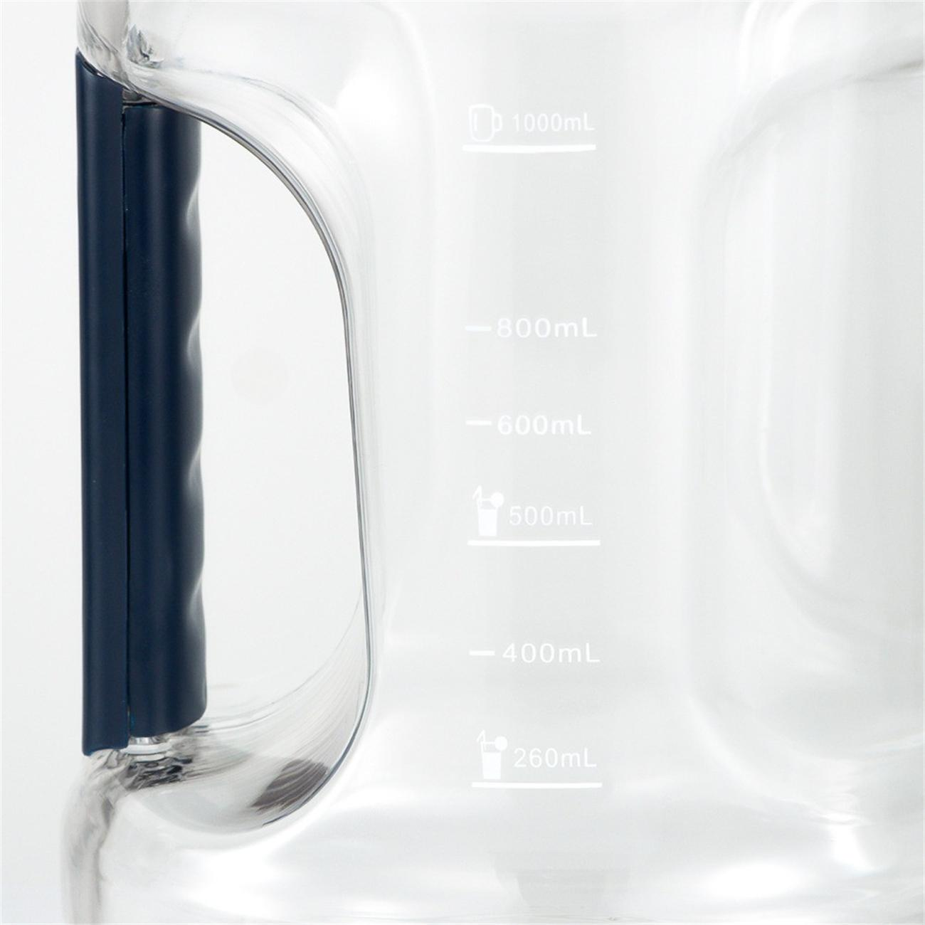Transparente Wasserkaraffe mit blauem Griff und Messmarkierungen. Weißer Hintergrund.