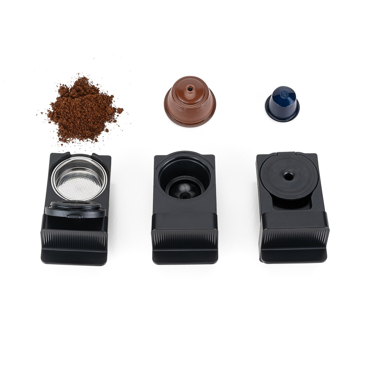 Tres partes negras de cafetera y café molido sobre fondo blanco.