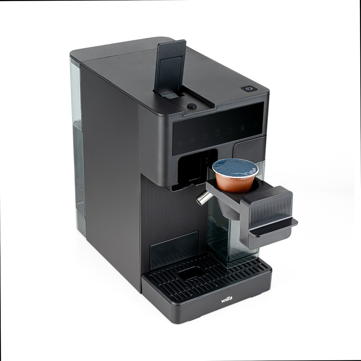 Cafetera negra con una cápsula de café en un soporte. La máquina está sobre una superficie blanca. Fondo blanco.