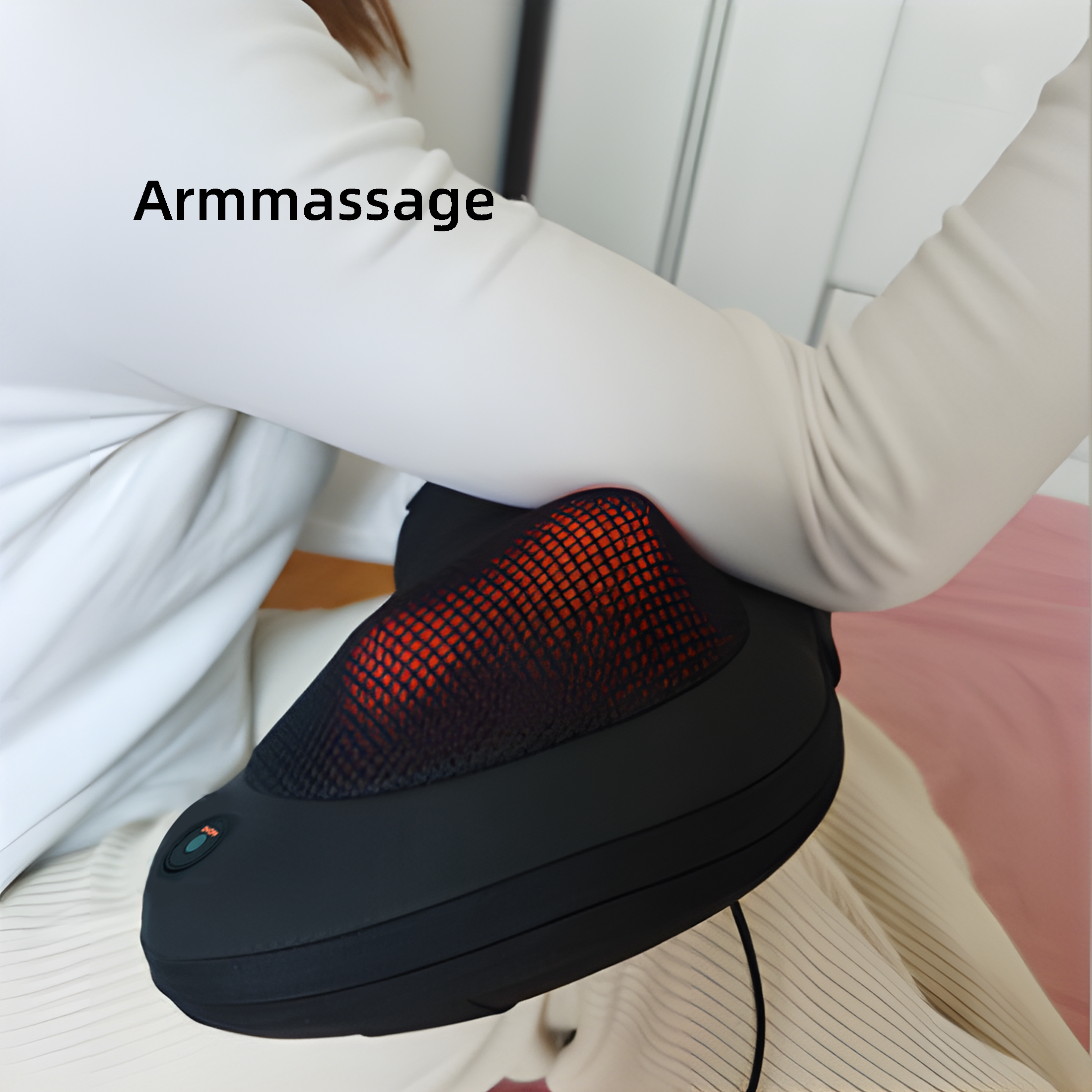 Eine Person benutzt ein schwarzes Armmassagegerät. Das Massagegerät befindet sich am Ellenbogen. Text: 'Armmassage'.
