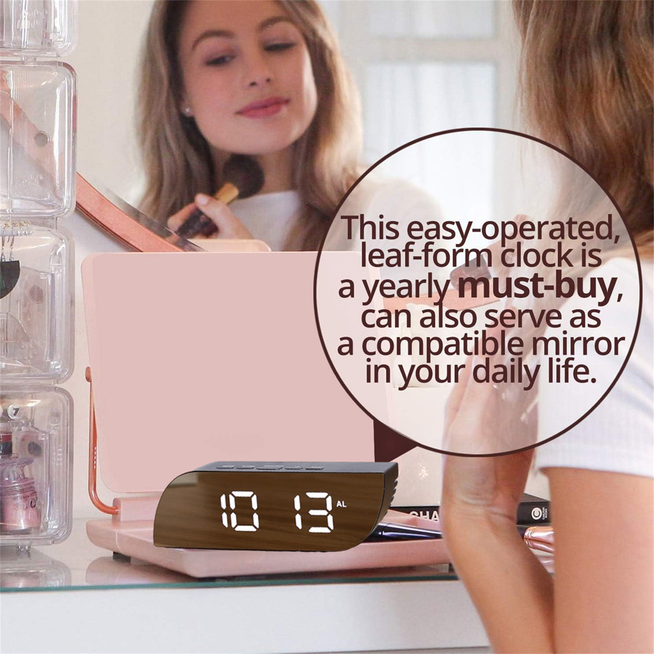 Frau vor einem Spiegel mit der Uhr. Die Uhr steht auf einer rosa Oberfläche. Schminktisch mit Make-up.