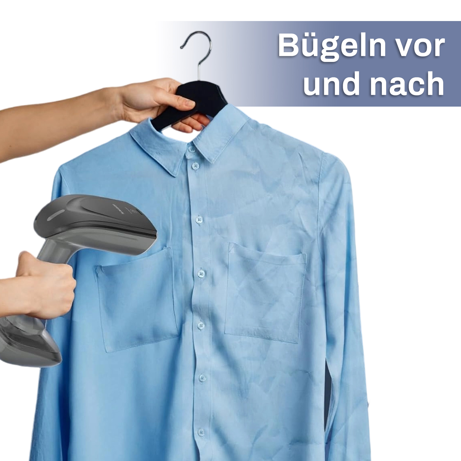 Eine Person, die ein blaues Hemd auf einem Bügel dampft. Das Hemd ist zerknittert. Weißer Hintergrund.