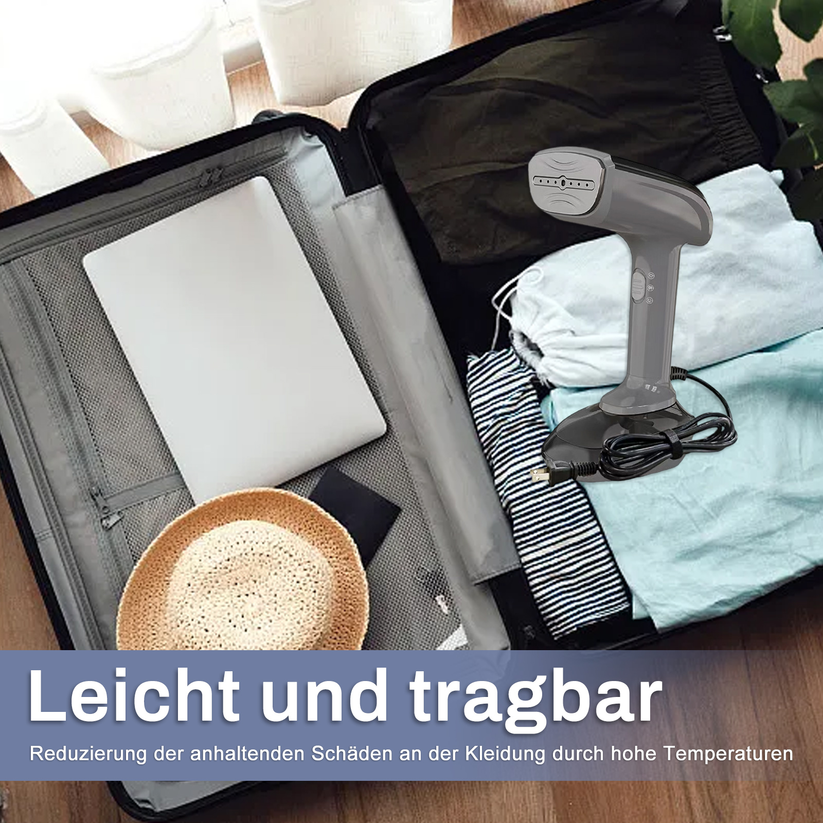 Dampfbügeleisen in einem offenen Koffer mit Kleidung und Zubehör. Hut und Laptop sichtbar. Holzboden.