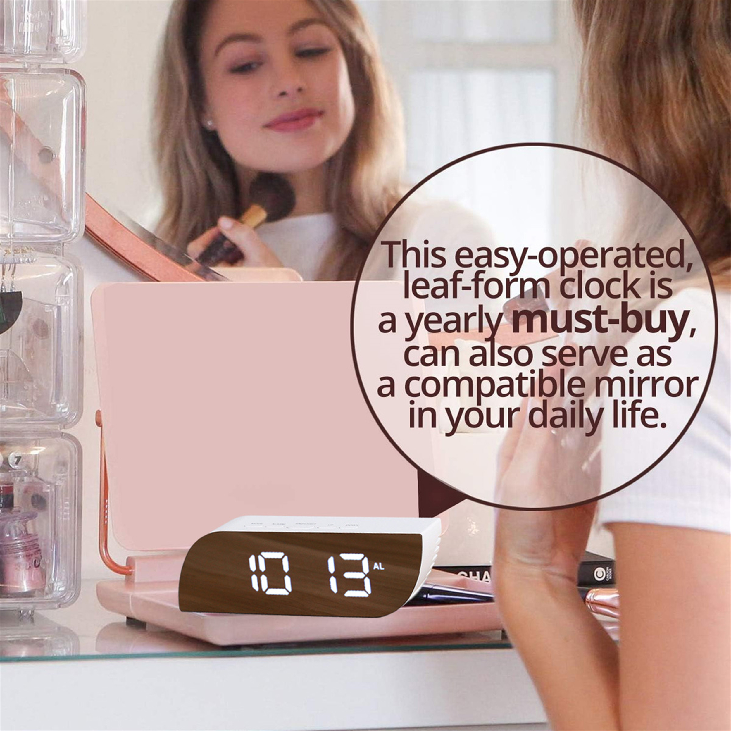 Frau vor einem Spiegel mit der Uhr auf einer rosa Oberfläche. Schminktisch mit Make-up. Uhr sichtbar.