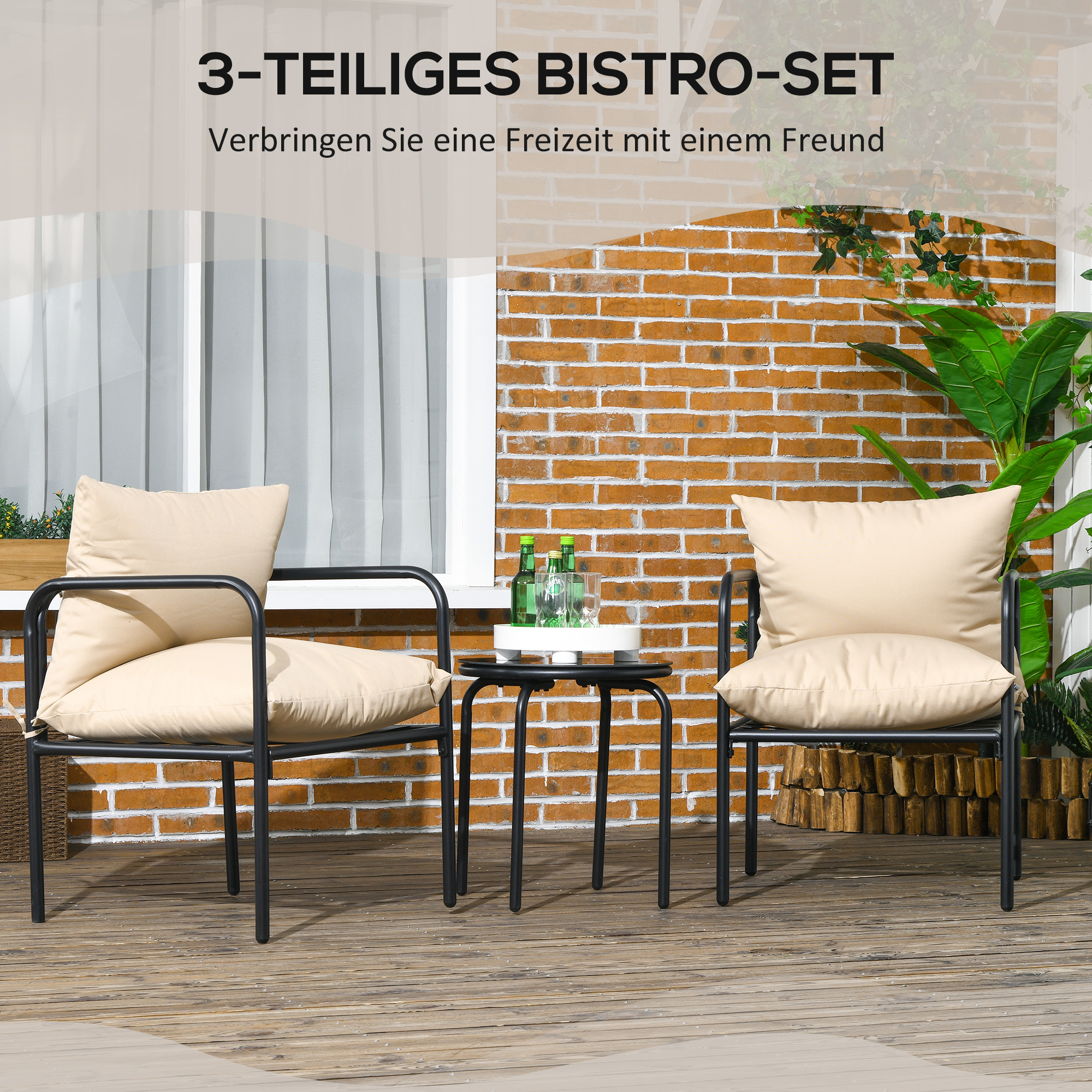 Bistrotisch-Set im Freien mit zwei Stühlen, einem kleinen Tisch und Kissen, vor einer Backsteinmauer.