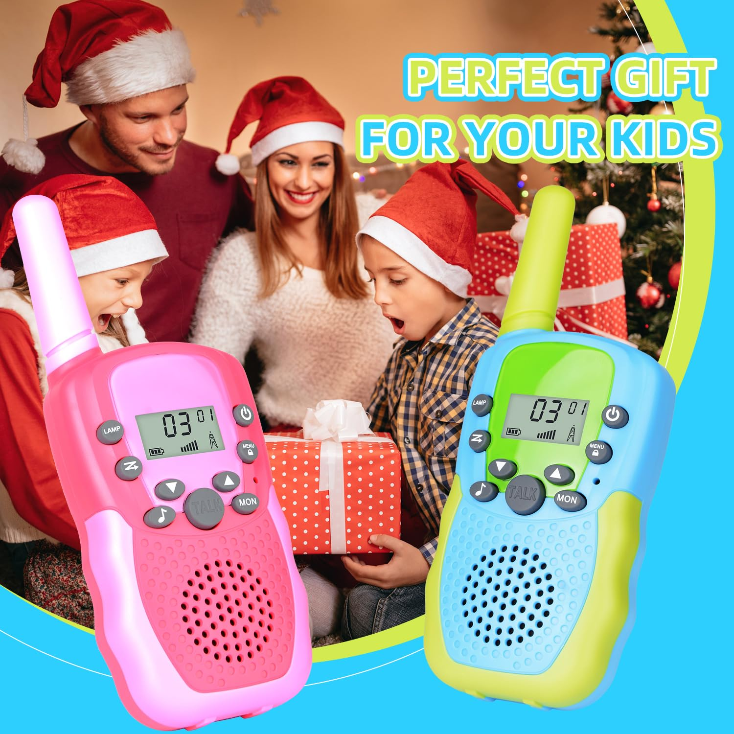 Familie mit zwei Kindern, die Weihnachtsmützen tragen, Walkie-Talkies und ein Geschenk.
