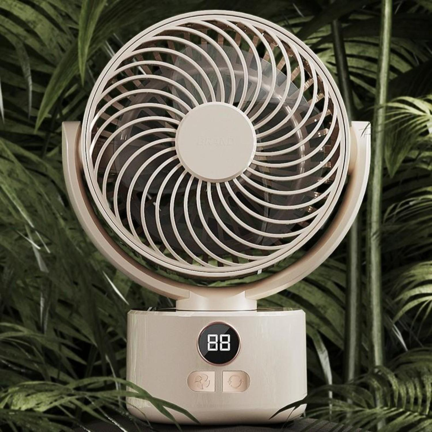Beiger Schreibtischventilator, runder Ventilator, mit Digitalanzeige, vor grünem Blätterhintergrund.