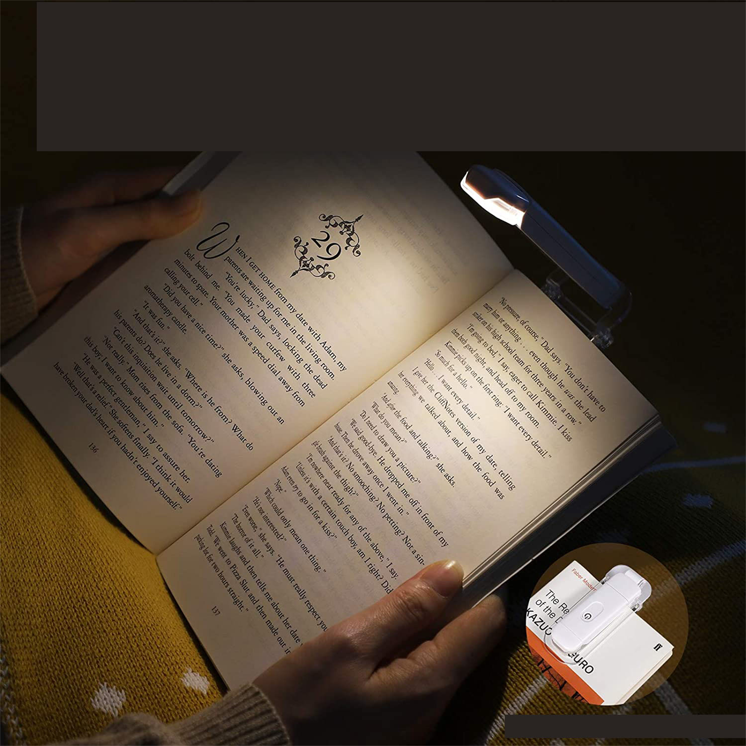 Ein Buch ist mit Text geöffnet. Eine weiße Leselampe ist an den Seiten befestigt und beleuchtet sie. Das Licht ist an.