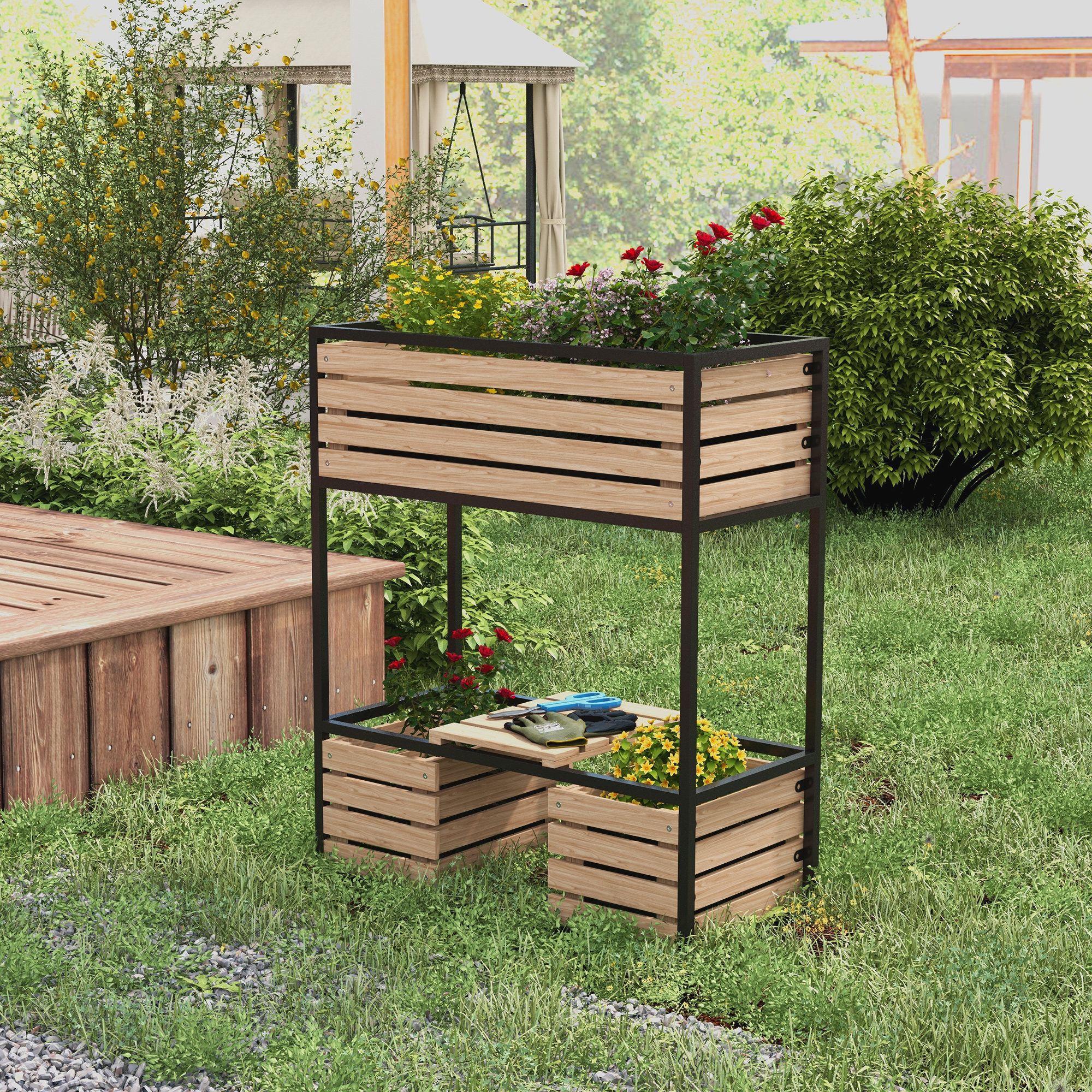 Zweistöckiger Holzkübel mit schwarzem Metallrahmen, der Pflanzen in einem Gartensetting im Freien hält.