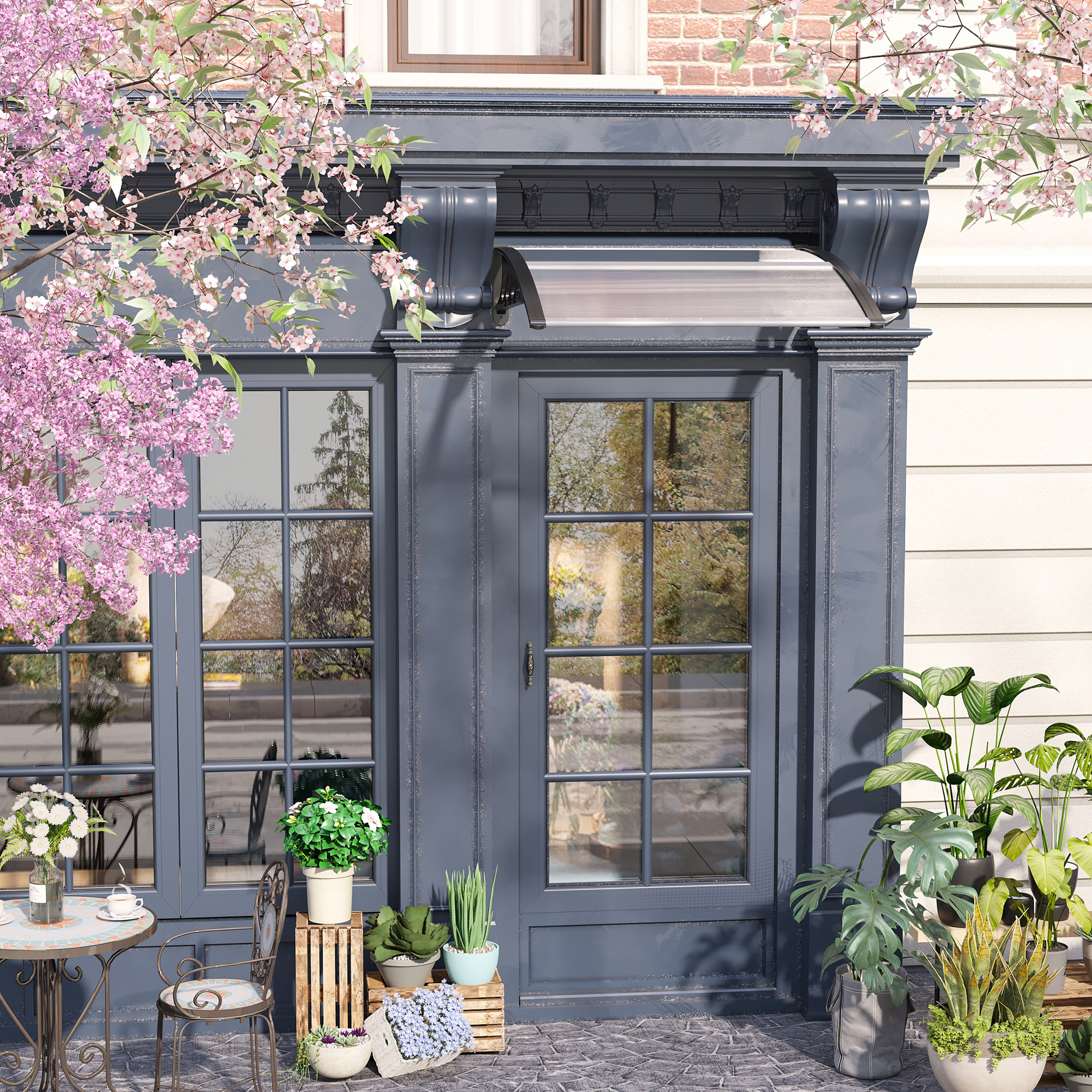 Schaufenster mit blauer Tür und Fenster, umgeben von Pflanzen und Kirschblüten.