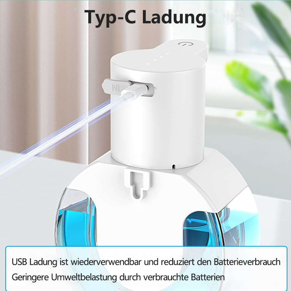 Ein weißer, klarer, automatischer Seifenspender mit Ladeanschluss und eingestecktem USB-Kabel.