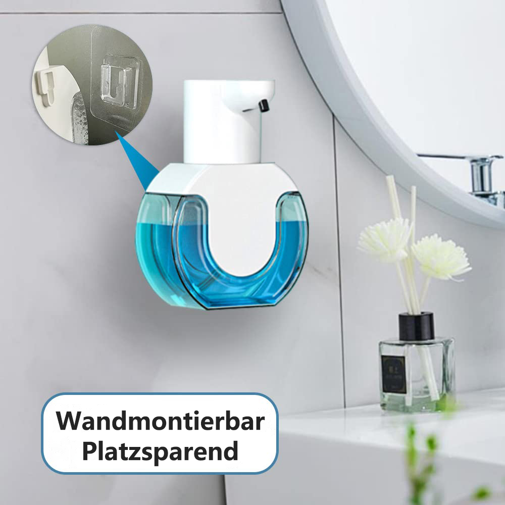 Wandmontierter Seifenspender mit blauer Flüssigkeit, neben einem Diffusor und Waschbecken im Badezimmer.