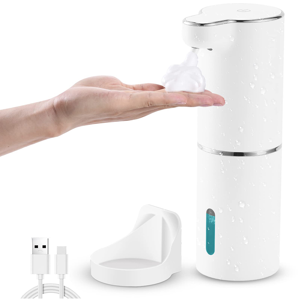 Eine Hand, die Schaum aus einem weißen, automatischen Seifenspender abgibt. USB- und Typ-C-Ladegeräte.