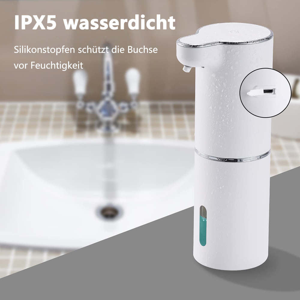Weißer, automatischer Seifenspender mit USB-Anschluss. Text auf Deutsch. Ein Badezimmer im Hintergrund.