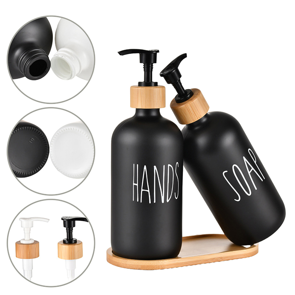 Schwarze und weiße Flaschen mit Seifenspendern. Auf der weißen Flasche steht HANDS, auf der schwarzen SOAP.