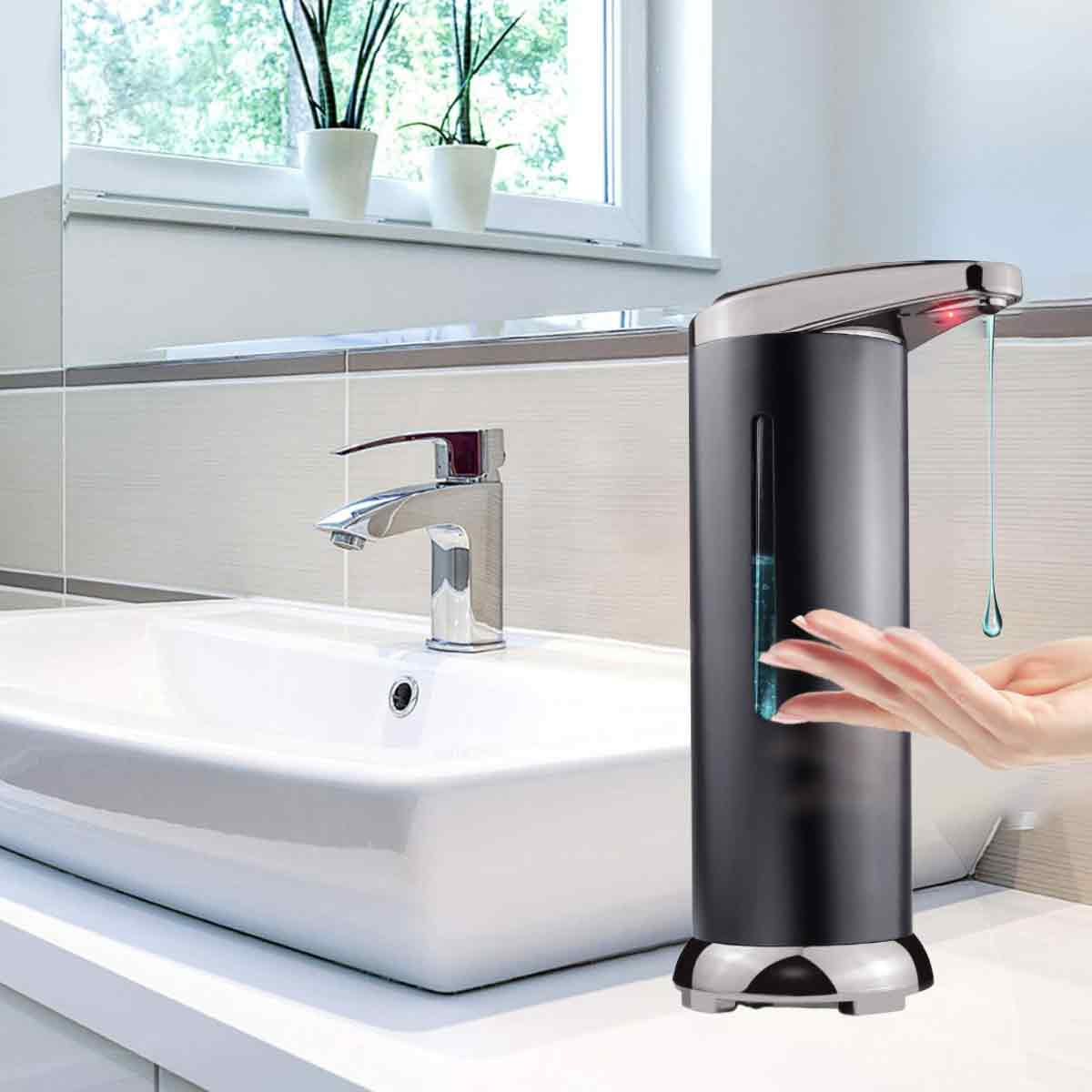 Automatischer Seifenspender auf einem Waschbecken. Hand unter dem Spender empfängt Seife.