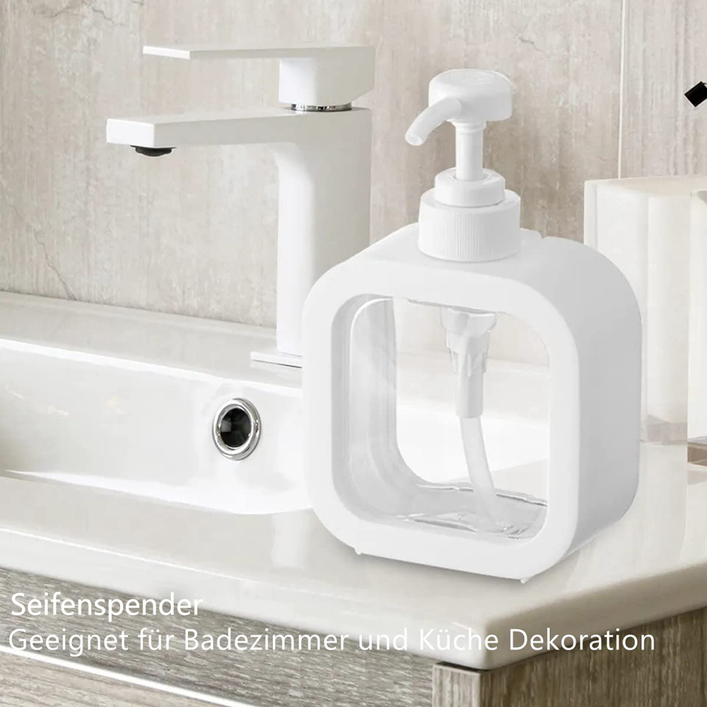 Weißer Seifenspender auf einer Arbeitsplatte, Waschbecken und Wasserhahn im Hintergrund.