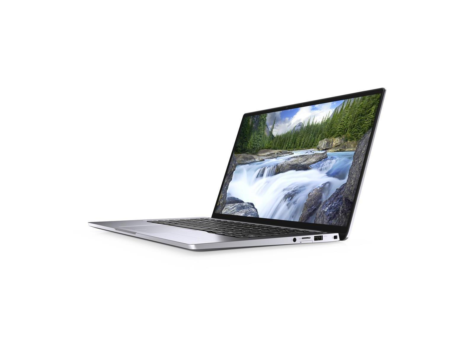 Ein grauer Laptop ist geöffnet und zeigt eine Naturszene. Weißer Hintergrund. Der Bildschirm zeigt einen Wasserfall.