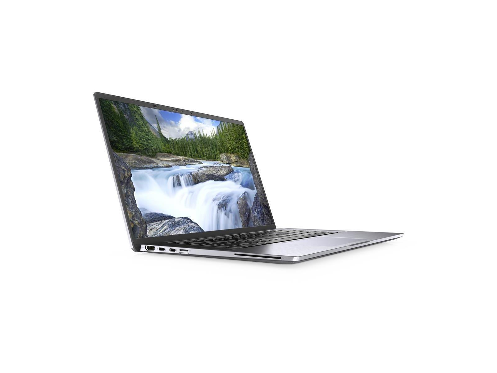 Silberner Laptop, leicht geöffnet, Wasserfallszene auf dem Bildschirm. Weißer Hintergrund. Seitenansicht.