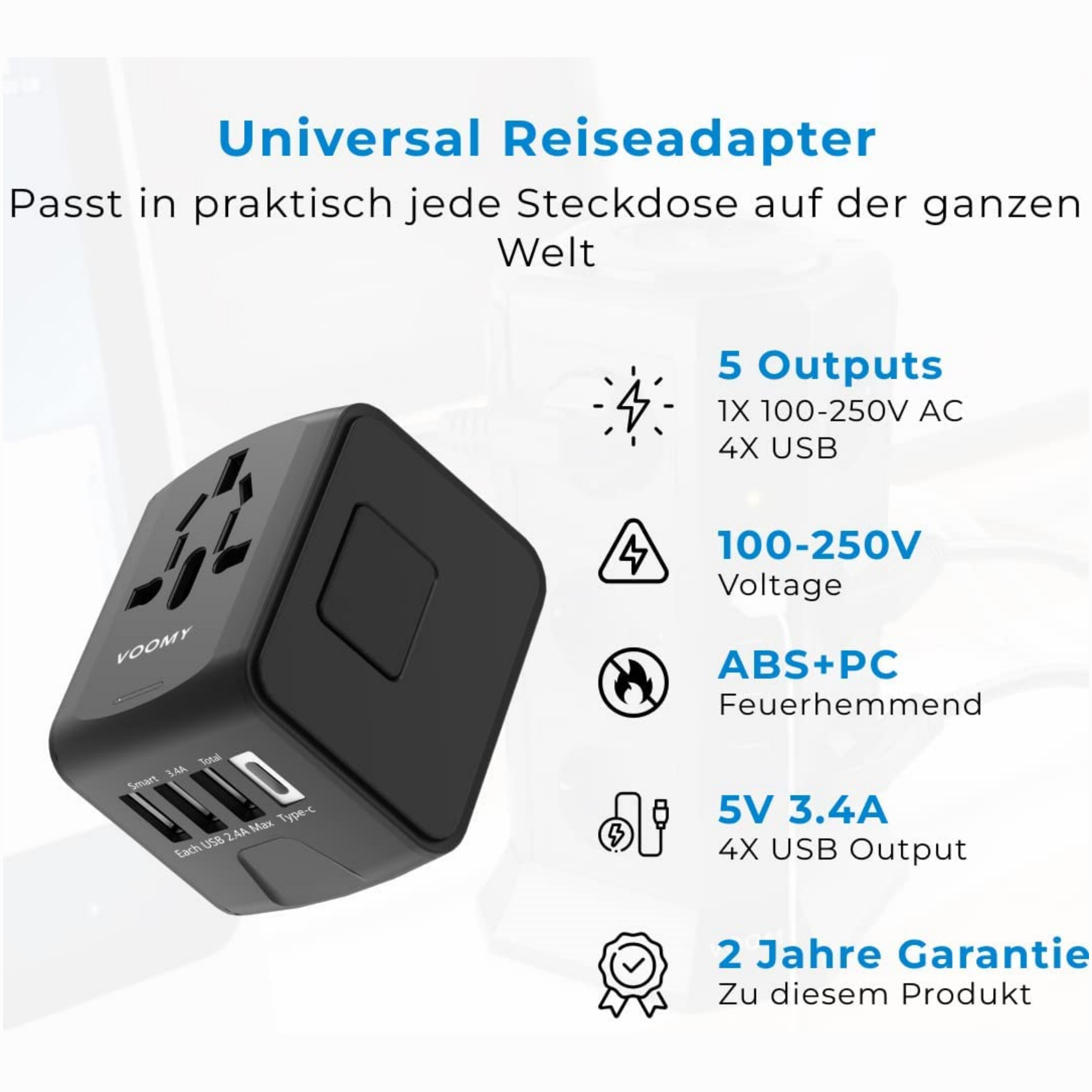 Ein schwarzer Reiseadapter mit Etiketten, die verschiedene Funktionen und eine 2-Jahres-Garantie angeben. Text enthält 5 Ausgänge, 4 USB-Anschlüsse.