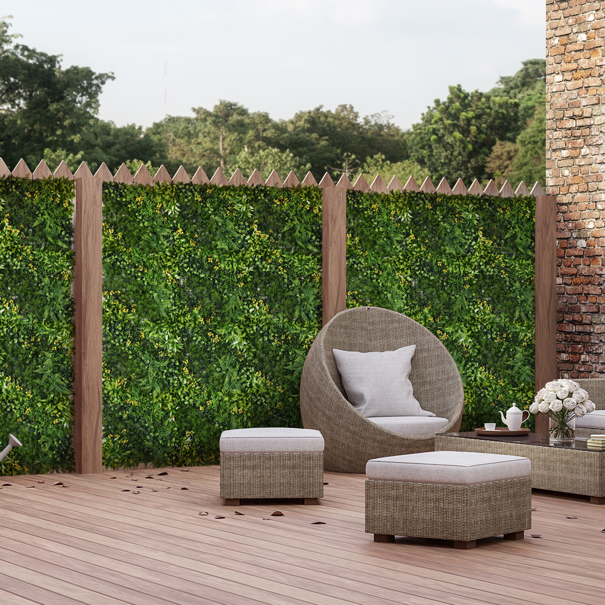 Terrasse mit grüner Wand, Holzdeck, Korbmöbeln und einer Backsteinmauer.
