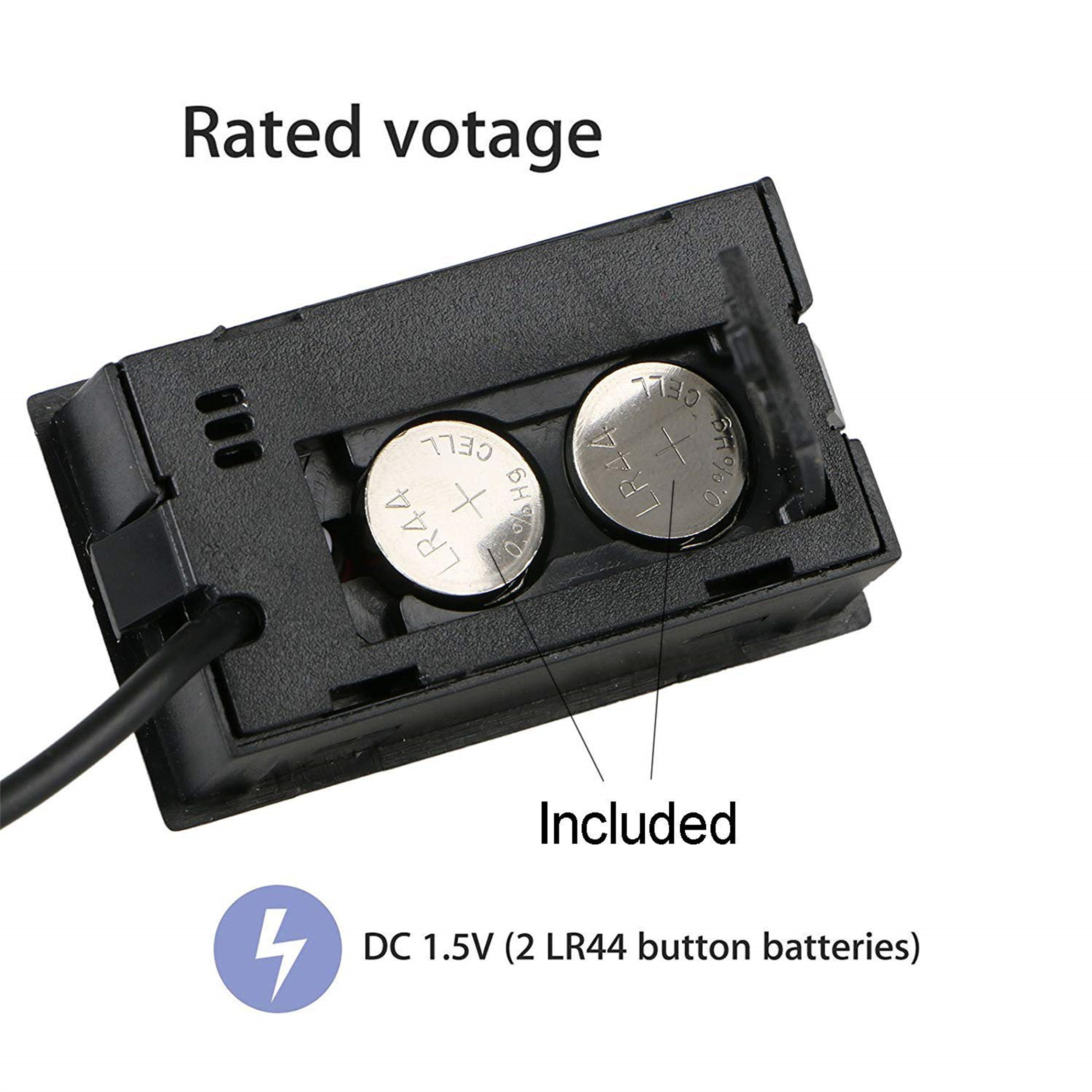 Zwei LR44-Knopfzellen in einem schwarzen Batteriefach, mit einem Bewertungsetikett.