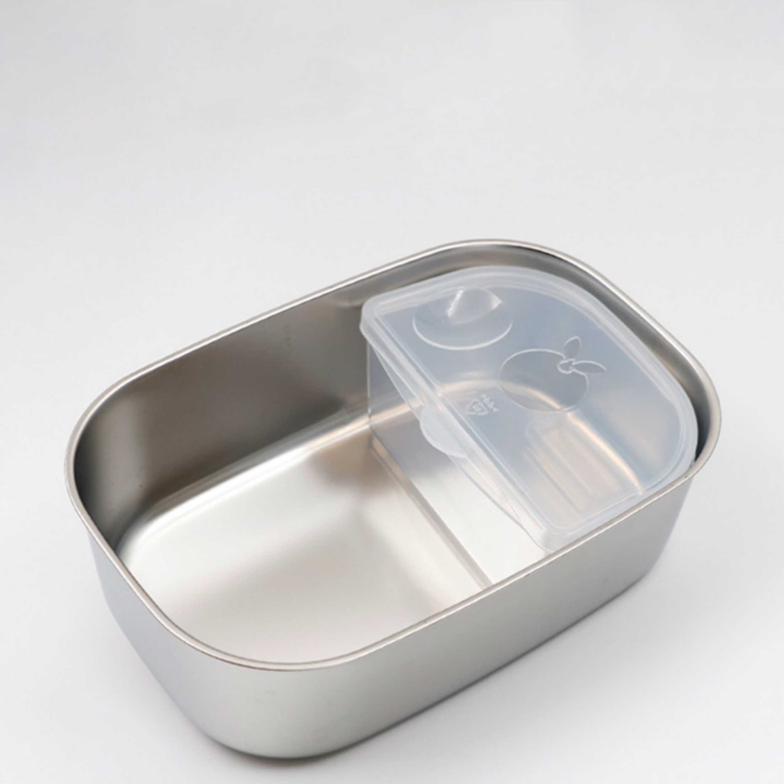 Eine Edelstahl-Lunchbox mit einem Deckel aus durchsichtigem Kunststoff, mit einem Fach.