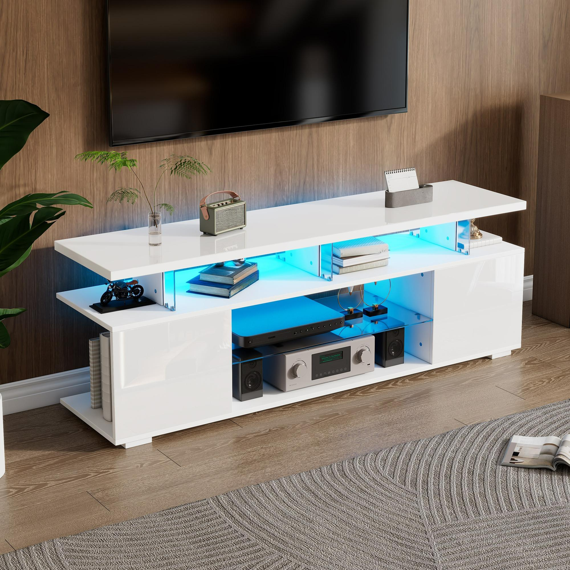Ein weißer TV-Ständer mit blauer LED-Beleuchtung und einem Fernseher oben. Auf dem Ständer befinden sich Dekorationsartikel.