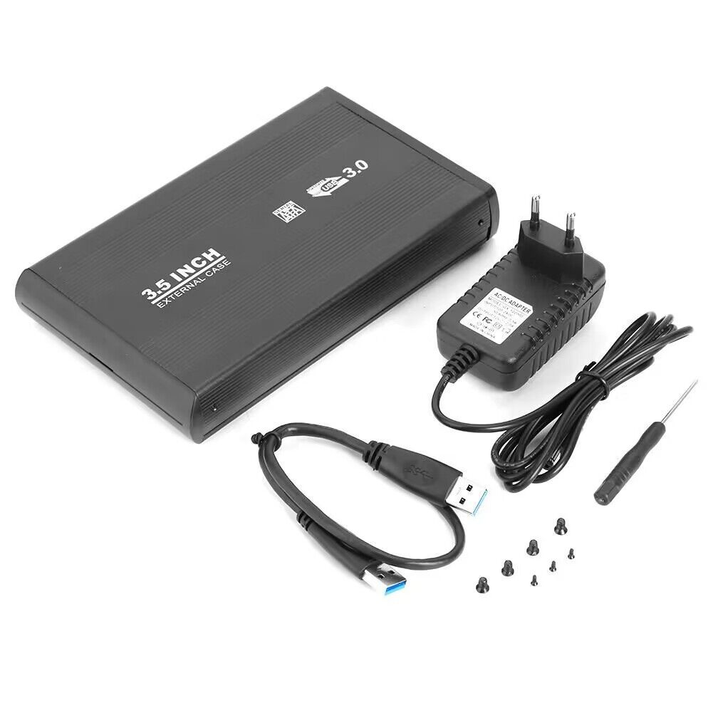 Schwarze externe Festplatte mit Netzteil, USB-Kabel und kleinen Werkzeugen.