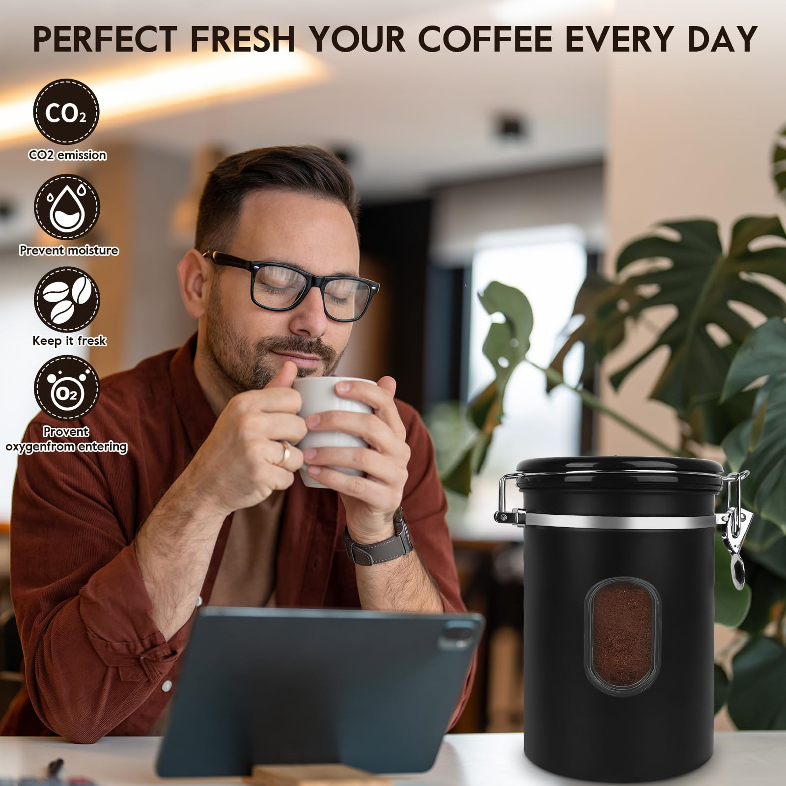 Mann, der Kaffee riecht, hält einen weißen Becher. Ein schwarzer Kaffeebehälter steht auf dem Tisch.
