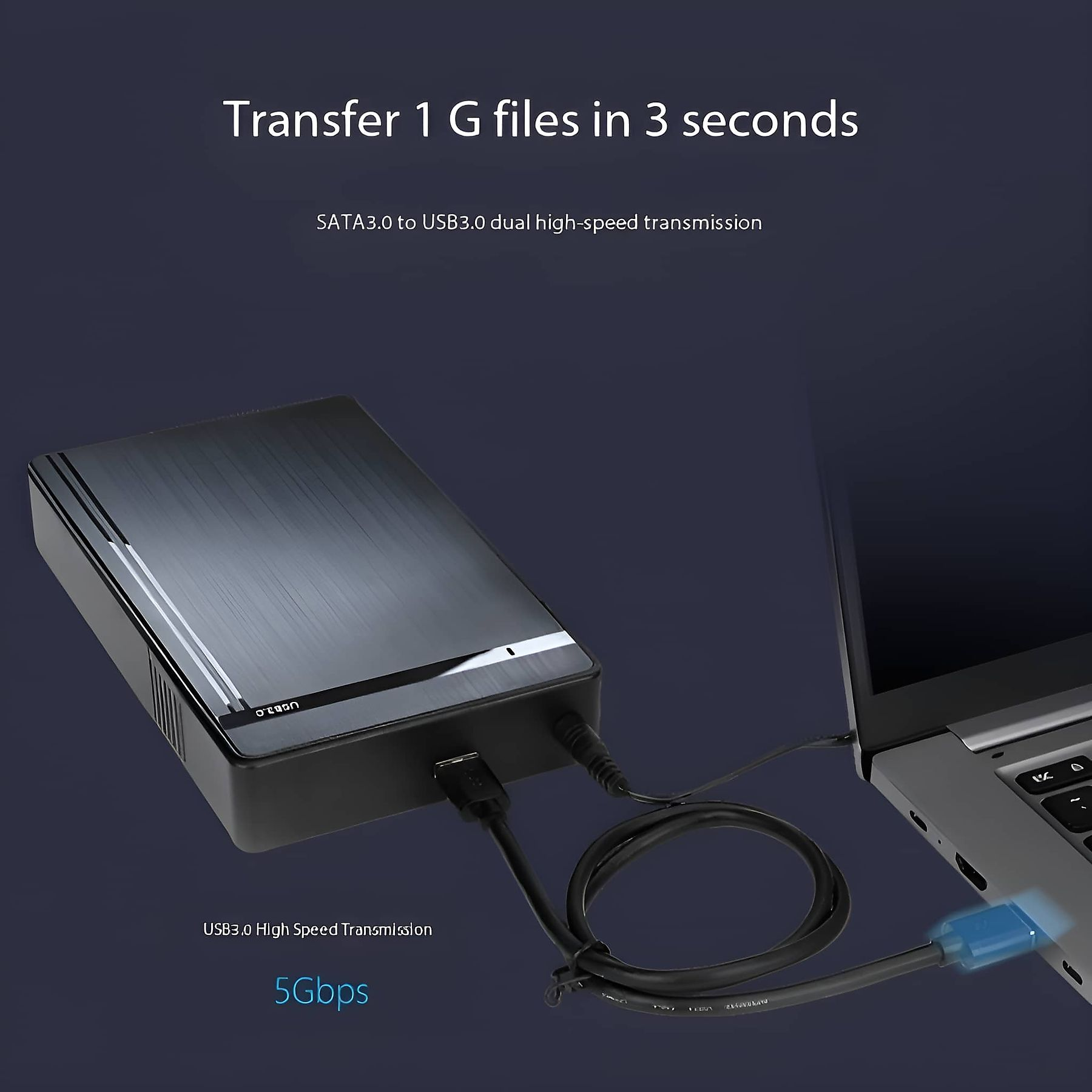 Eine schwarze externe Festplatte, die über ein USB-Kabel mit einem Laptop verbunden ist, auf blauem Hintergrund. Text ist überlagert.
