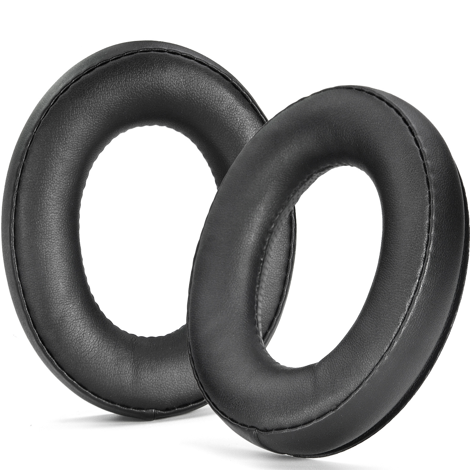 Due cuscinetti auricolari neri e circolari con un foro centrale.