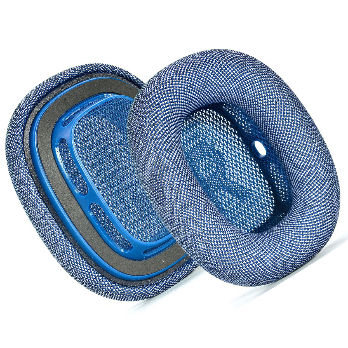 Due cuscinetti auricolari per cuffie blu e grigi, angolati su sfondo bianco, che mostrano l'interno.