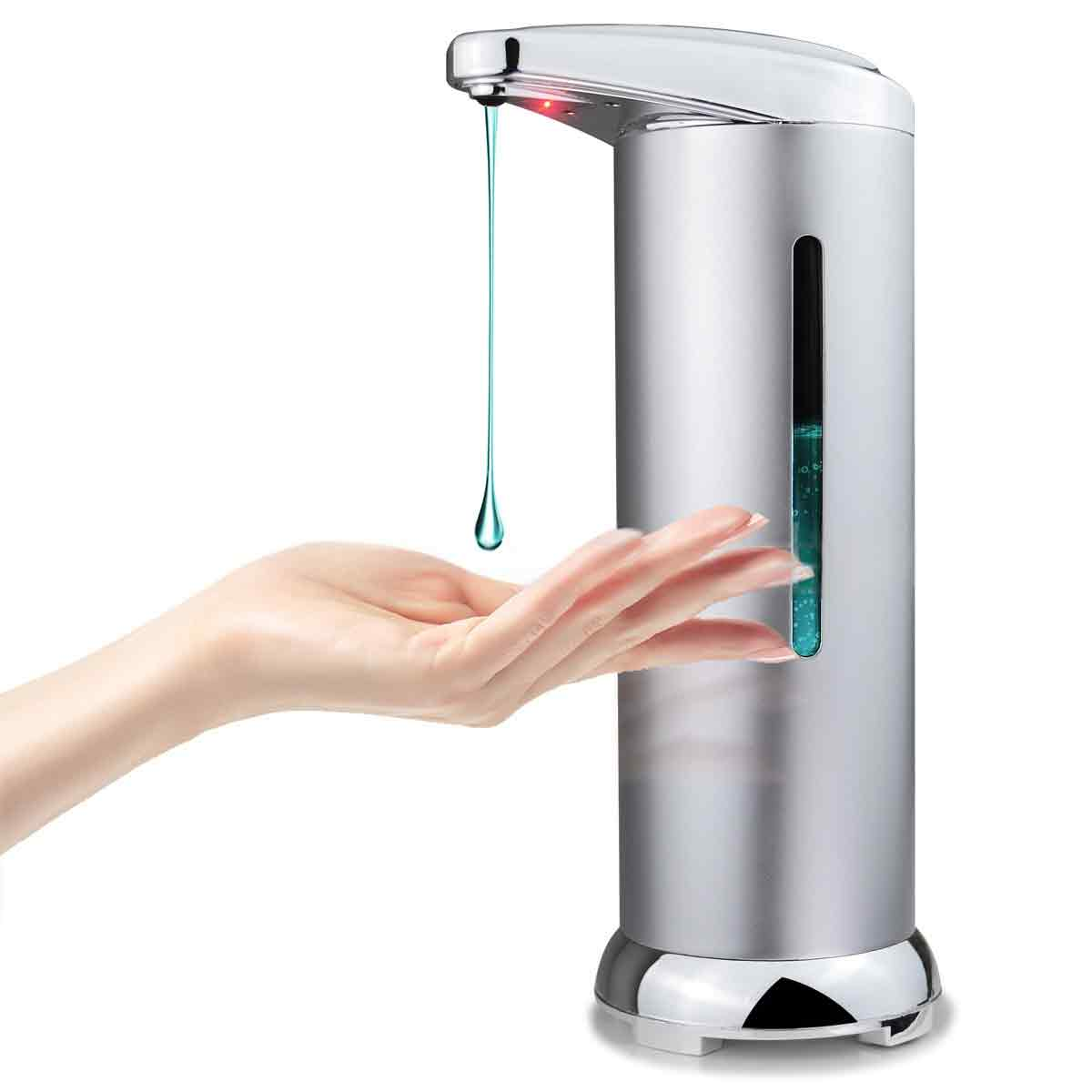 Silberner automatischer Seifenspender mit grünem Seifenausstoß in eine Hand.