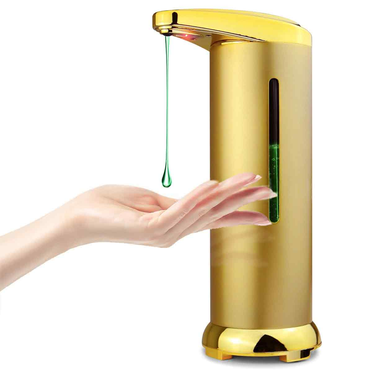 Goldener automatischer Seifenspender mit grünem Seifenausstoß in eine Hand.