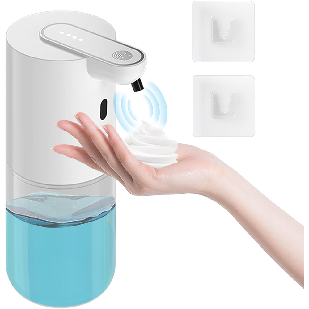 Ein weißer automatischer Seifenspender gibt Schaum auf eine Hand ab. Zwei Klebehaken sind sichtbar.