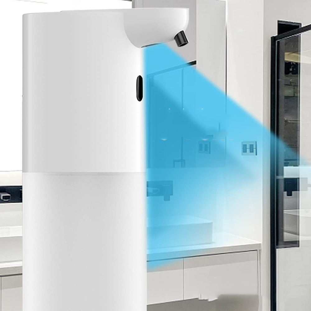 Ein weißer automatischer Seifenspender mit blauem Lichtstrahl, der den Bereich anzeigt, in dem Seife abgegeben wird.