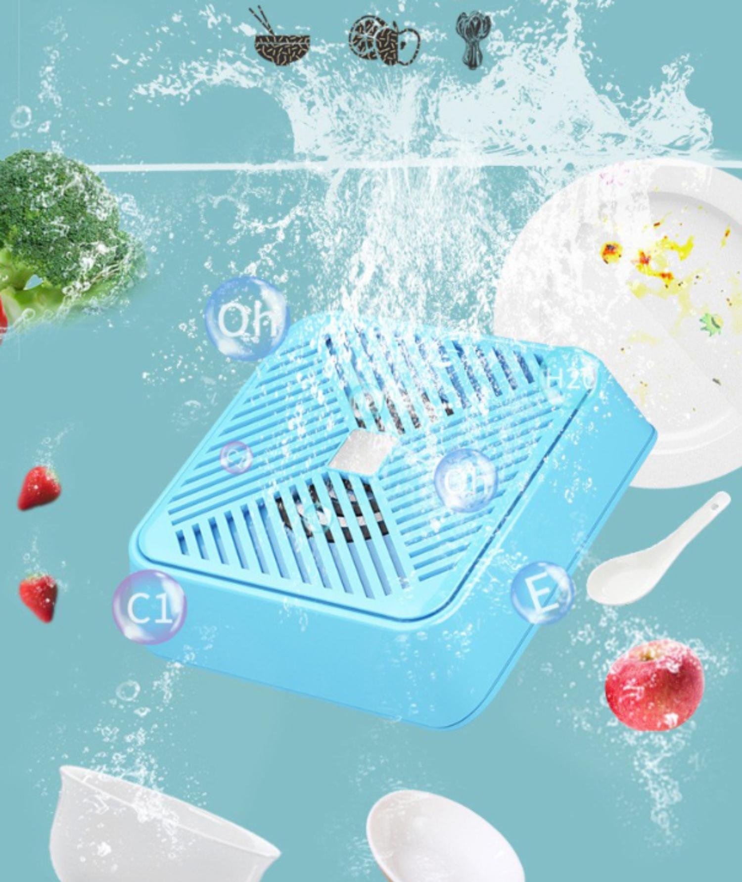 Ein blaues Gerät in Seifenwasser mit Obst und Geschirr, mit Blasen und chemischen Symbolen.